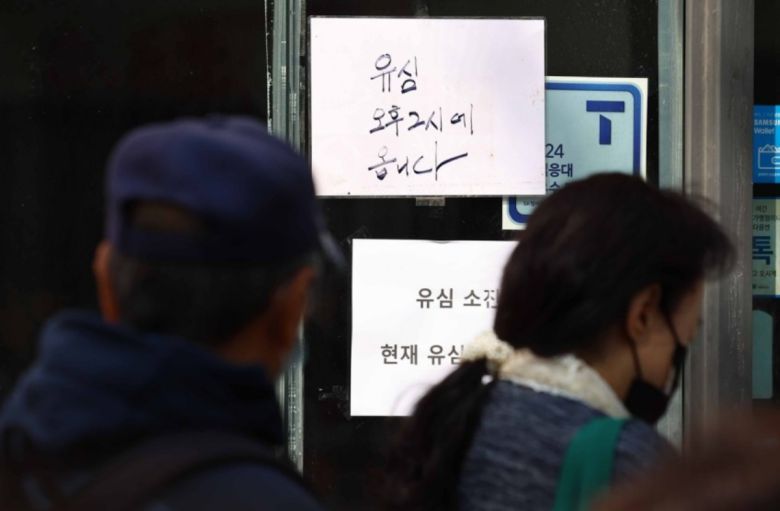 SK텔레콤이 유심 고객정보 해킹 사고로 관련 유심 무료 교체 서비스에 나선 지난달 28일 서울 시내 한 SKT T월드 매장에 안내문이 붙어있다. 연합뉴스