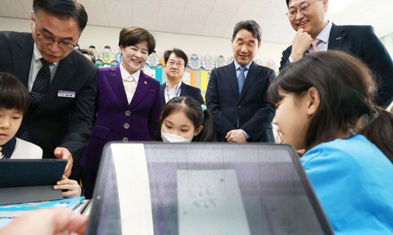 이주호(오른쪽 두번째) 사회부총리 겸 교육부 장관이 대구 용계초교를 방문해 디지털교과서 활용 수업을 참관하고 있다. 교육부 제공