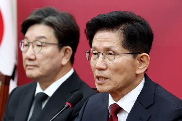 4일 국민의힘 김문수 대선 후보가 국립서울현충원을 참배한 후 선거대책위원 간담회에 참석하고 있다. 뉴스1