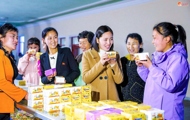 북한 노동당 기관지 노동신문은 4일 새롭게 건설된 지방공업공장들에서 생산된 제품을 언급하며 인민들이 감탄하고 있다고 보도했다. 평양 노동신문=뉴스1