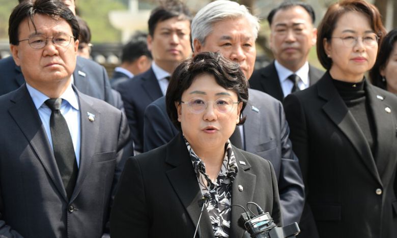 지난달 10일 당 지도부와 함께 광주 북구 운정동 국립5·18민주묘지를 찾은 김선민 조국혁신당 대표 권한대행이 기자들을 만나 질의응답을 하고 있다. 광주=뉴시스