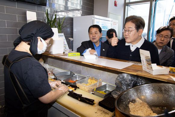 '골목골목 경청투어 : 단양팔경편'에 나선 이재명 더불어민주당 대통령 후보가 4일 경북 영주시 문정둔치에서 열린 2025 영주 한국선비문화축제장과 경북 예천군 도청 신도시에 위치한 분식점을 방문해 주민들의 의견을 청취하고 있다.  뉴스1
