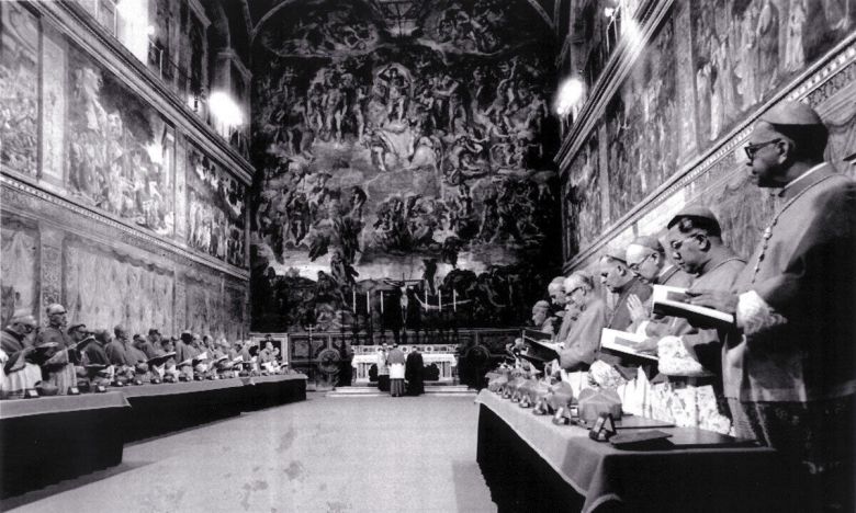 요한 바오로 1세 후임 교황을 선출하기 위해 1978년 10월 14일 열린 콘클라베 모습. 시스티나 성당 안에서 추기경들이 기도하고 있다. AP·연합