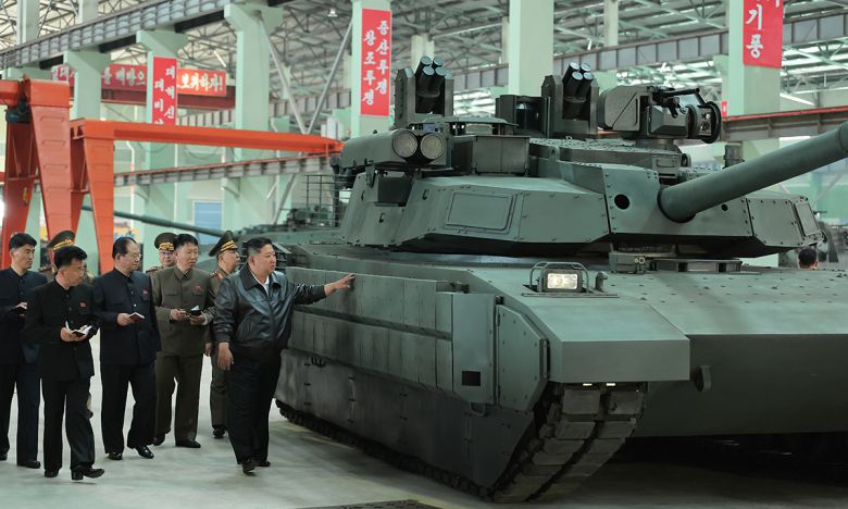 김정은 북한 국무위원장이 중요땅크(탱크)공장을 현지지도하고 생산실태와 현대화사업 정형(경과), 탱크 핵심기술 연구과제 수행 정형을 파악했다고 조선중앙통신이 4일 보도했다. 탱크공장 방문에는 조춘룡 당 중앙위원회 비서, 김정식 당 중앙군사위원, 김용환 국방과학원 원장 등이 동행했다. 평양=조선중앙통신·연합뉴스