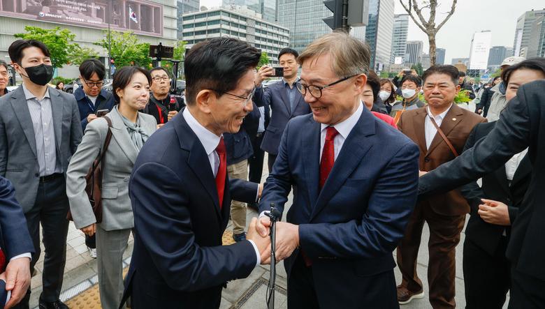 어린이날인 5일 서울 종로구 광화문광장에서 2025 광화문 가족동행 축제 펀펀한 광화문광장이 열린 가운데 국민의힘 김문수 대선 후보가 방문에 앞서 최재형 전 의원과 악수를 나누고 있다.