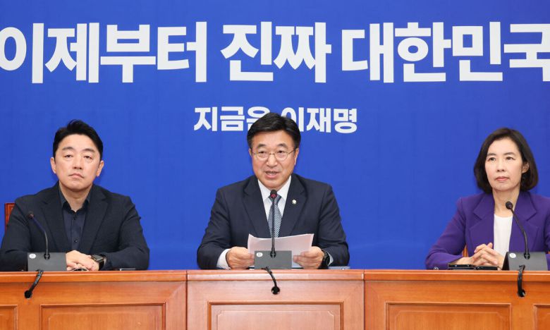 윤호중 더불어민주당 총괄선거대책본부장이 5일 오전 서울 여의도 국회에서 열린 기자간담회에 참석해 모두 발언하고 있다. 왼쪽부터 강훈식 수석부본부장, 윤 본부장, 박경미 대변인. 뉴스1