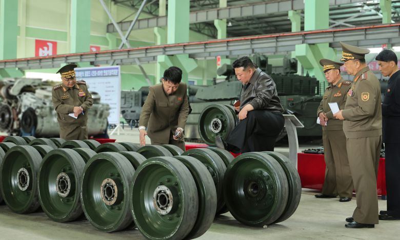 북한 노동당 기관지 노동신문은 지난 4일 김정은 당 총비서가 중요탱크공장을 방문해 탱크와 장갑차를 최신식으로 바꾸는 등 '제2차 장갑무력혁명'을 지시했다고 보도했다. 노동신문·뉴스1