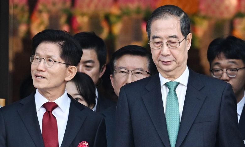 다른 곳 보는 金·韓 국민의힘 김문수 대선 후보(왼쪽)와 무소속 한덕수 예비후보의 단일화 가능성에 관심이 집중되는 가운데 5일 두 사람이 서울 종로구 조계사에서 열린 부처님오신날 봉축 법요식에 나란히 입장하고 있다. 이제원 선임기자