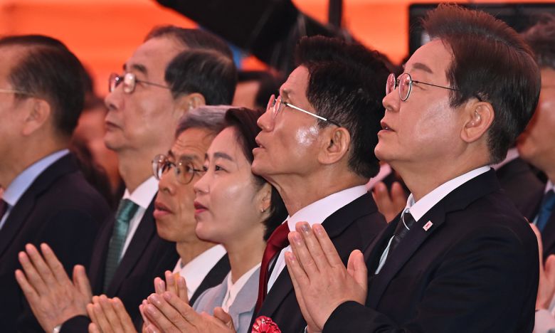 2569(2025)년 부처님오신날을 맞은 5일 서울 종로구 조계사 대웅전 앞에서 열린 부처님 오신날 봉축법요식에서 대선후보들이 참석해 있다. 앞줄 오른쪽부터 더불어민주당 이재명 대선 후보, 국민의힘 김문수 대선 후보, 진보당 김재연 대선 후보, 정의당 권영국 대선 후보, 무소속 한덕수 대선 예비후보. 대통령실사진기자단