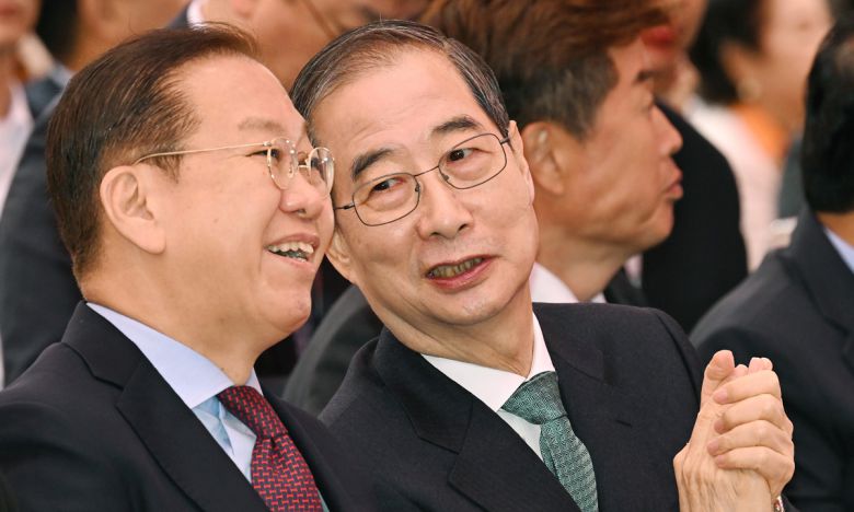 무소속 한덕수 대선 예비 후보가 5일 서울 종로구 조계사에서 열린 불기 2569년 부처님오신날 봉축법요식에 참석해 국민의힘 권영세 비상대책위원장과 대화하고 있다. 연합뉴스