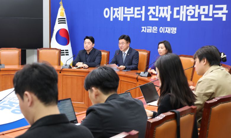 윤호중 더불어민주당 총괄선거대책본부장이 5일 서울 여의도 국회에서 열린 기자간담회에 참석해 모두 발언하고 있다. 왼쪽부터 강훈식 수석부본부장, 윤 본부장, 박경미 대변인. 뉴스1