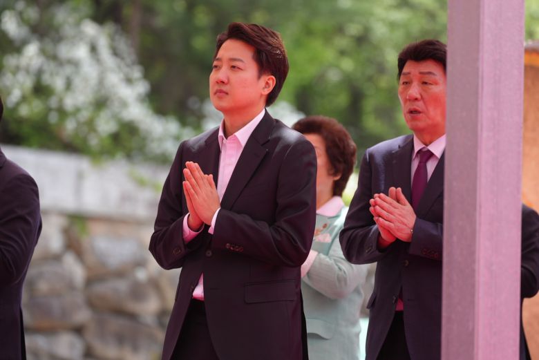 개혁신당 이준석 대선 후보가 5일 부처님오신날 봉축대법회 참석 등을 위해 대구 동화사를 방문하고 있다. 이준석 캠프 제공