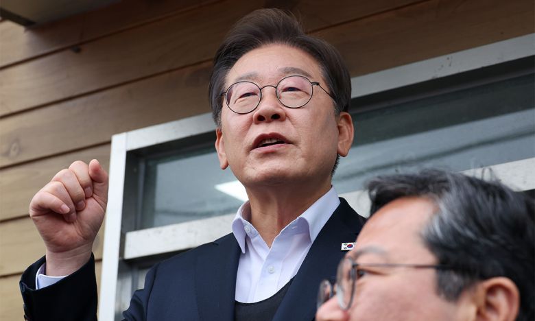 이재명 더불어민주당 대통령 후보가 2차 골목골목 경청투어에 나선 5일 경기 여주시 구양리 마을회관을 찾아 즉흥 연설을 하고 있다. 뉴스1