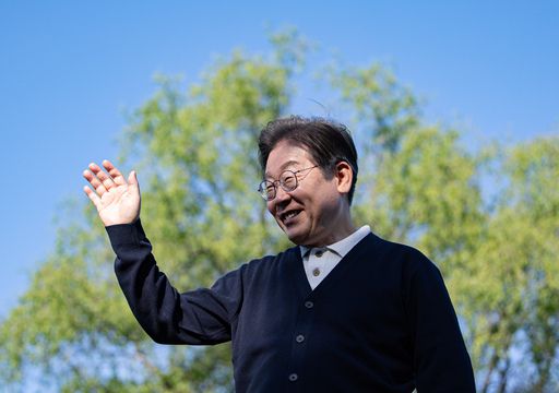 '골목골목 경청투어 : 단양팔경편'에 나선 이재명 더불어민주당 대통령 후보가 4일 오후 충북 제춘구 의림지에서 연설을 하기 위해 단상을 오르고 있다. sbtm1