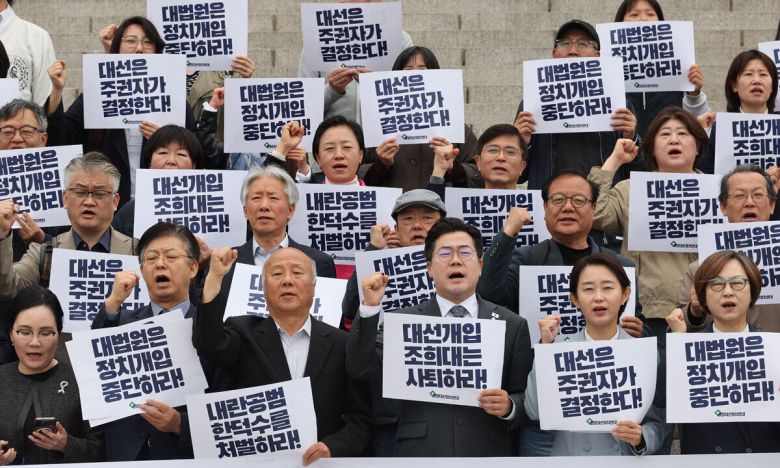 광장대선정치연대 비상시국 선언 더불어민주당 박찬대 당대표 직무대행 겸 원내대표(앞줄 왼쪽 네 번째)가 5일 국회 본청 앞 계단에서 열린 ‘광장대선정치연대 비상시국 선언’에 참석해 구호를 외치고 있다. 박 직무대행은 이 자리에서 “12·3 내란사태는 아직 끝나지 않았다. 대한민국 헌정질서와 민주주의를 짓밟은 윤석열의 군홧발이 대선후보 이재명을 죽이려는 사법부의 칼날로 바뀌었을 뿐”이라며 사법부를 비판했다. 연합뉴스