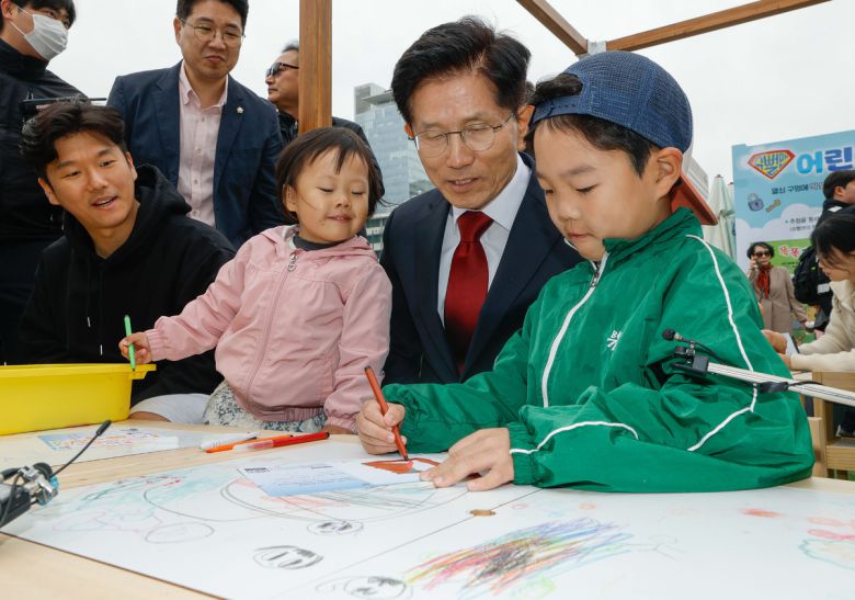 어린이날인 5일 서울 종로구 광화문광장에서 2025 광화문 가족동행 축제 펀펀한 광화문광장이 열린 가운데 국민의힘 김문수 대선 후보가 어린이들의 그림을 감상하고 있다.