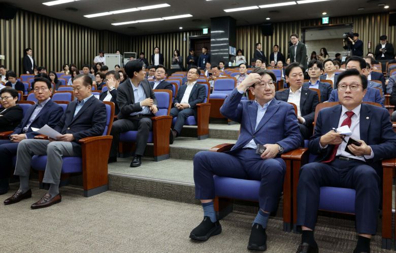 국민의힘 권영세 비상대책위원장과 권성동 원내대표를 비롯한 의원들이 6일 서울 여의도 국회에서 열린 의원총회에 참석해 있다.   허정호 선임기자