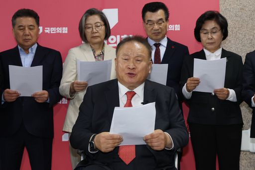 국민의힘 이상민 대전 유성을 당협위원장을 비롯한 원외 당협위원장들이 6일 국회에서 김문수 대선후보와 무소속 한덕수 대선 예비후보의 단일화를 촉구하고 있다. 뉴스1