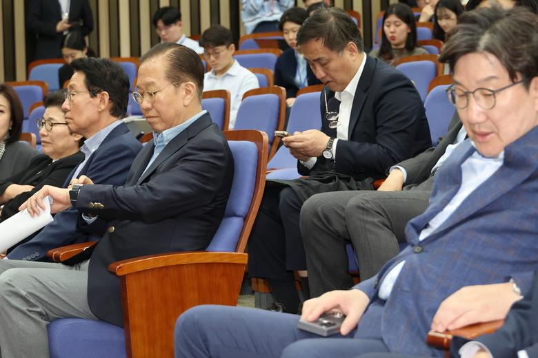 국민의힘 권영세 비상대책위원장이 6일 서울 여의도 국회에서 열린 의원총회에서 시계를 보고 있다. 권 비대위원장은 발언을 통해 한덕수 후보와의 단일화에 대해 "어떻게든 11일까지는 완료돼야 한다"고 말했다.   연합뉴스