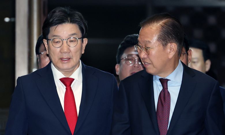 국민의힘 권영세 비상대책위원장과 권성동 원내대표가 5일 서울 여의도 국회에서 열린 의원총회에 참석하고 있다. 연합뉴스