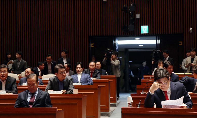 심각 5일 국회에서 열린 국민의힘 의원총회에서 권영세 비상대책위원장(앞줄 왼쪽)과 권성동 원내대표(오른쪽)가 심각한 표정으로 자료를 살펴보고 있다. 연합뉴스