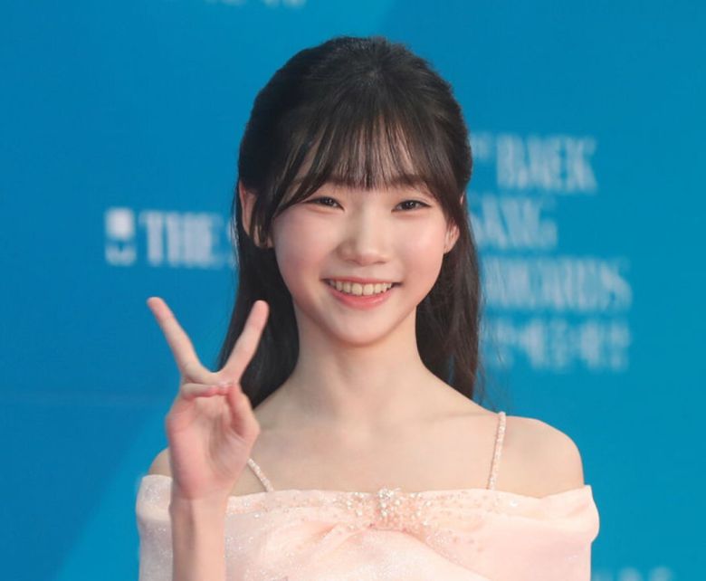 아이유가 아역배우 김태연의 백상예술대상 시상식 참가를 도왔다. 뉴시스