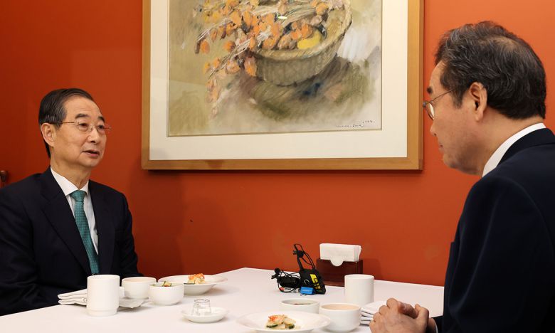 6일 서울 중구 컨퍼런스하우스달개비에서 무소속 한덕수 대통령 예비후보(왼쪽)와 새미래민주당 이낙연 상임고문이 오찬 회동을 하고 있다. 공동취재사진