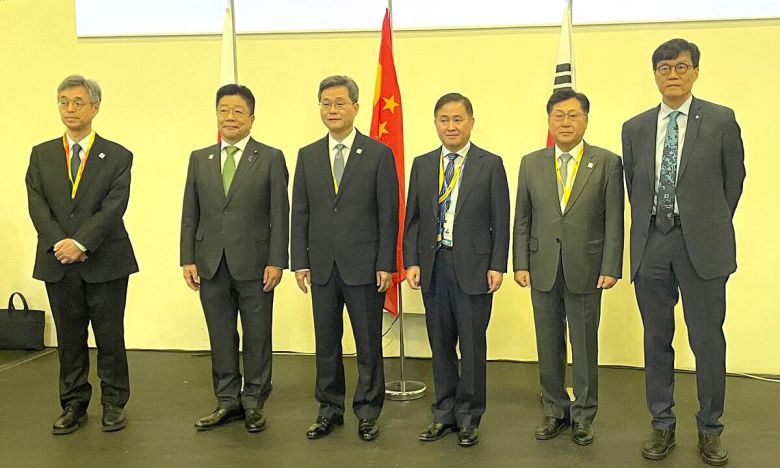 4일 오전(현지시간) 이탈리아 밀라노에서 열린 한일중 재무장관·중앙은행 총재 회의에서 이창용 한국은행 총재 등이 기념촬영을 하고 있다. 왼쪽부터 히미노 료조 일본은행 부총재, 가토 가쓰노부 일본 재무상, 란포안 중국 재정부장, 판궁성 중국 인민은행장, 최지영 기획재정부 차관보, 이창용 한국은행 총재. 한국은행 제공