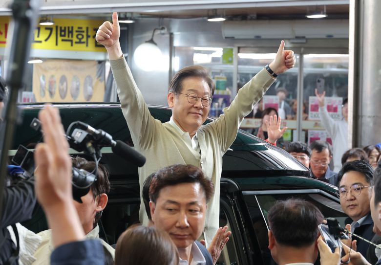 이재명 더불어민주당 대통령 후보가 골목골목 경청투어 이틀차를 맞은 6일 오전 충북 증평군 장뜰시장을 찾아 상인들을 향해 인사를 하고 있다.    공동취재