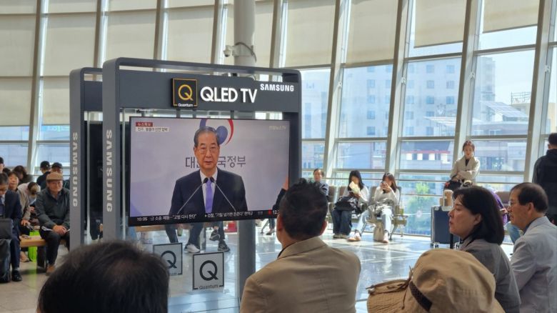 더불어민주당 호남권 경선이 열린 4월26일, 광주송정역 대합실에서 시민들이 대통령 권한대행 한덕수 국무총리에 대한 TV 뉴스 보도를 보고 있다. 광주=변세현 기자