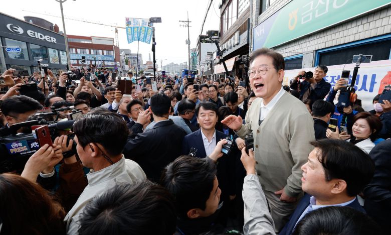 이재명 더불어민주당 대통령 후보가 골목골목 경청투어 이틀차인 6일 오후 충남 금산군 금산로를 찾아 즉흥 연설하고 있다. 금산=뉴스1