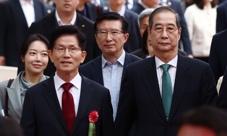 김문수 국민의힘 대통령 후보(왼쪽)와 한덕수 무소속 대통령 선거 예비후보가 5일 서울 종로구 조계사에서 열린 불기 2569년 부처님오신날 봉축법요식에 참석하고 있다. 뉴스1