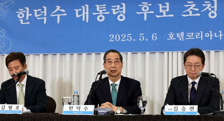 한덕수 무소속 대선후보가 6일 서울 종로구 코리아나호텔에서 열린 '한덕수 대통령 후보 초청 관훈토론회'에서 패널의 질문에 답변하고 있다.