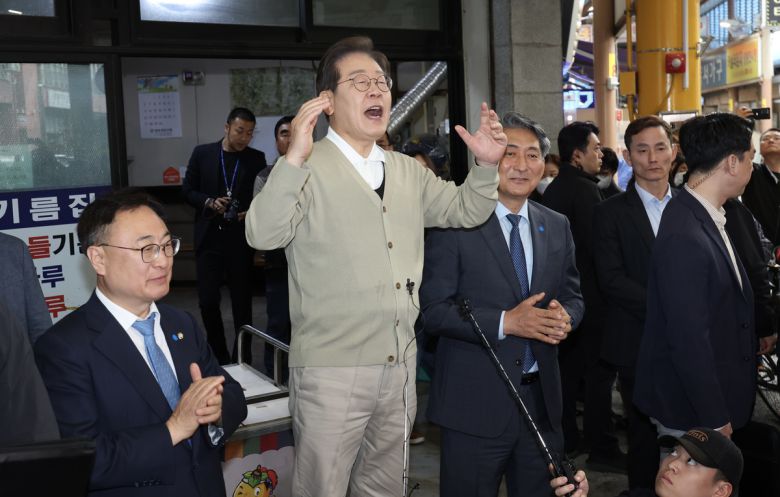 민심을 청취하는 '경청 투어'에 나선 이재명 더불어민주당 대선후보가 6일 충북 영동군 영동전통시장에서 즉흥 연설을 하고 있다.  뉴시스