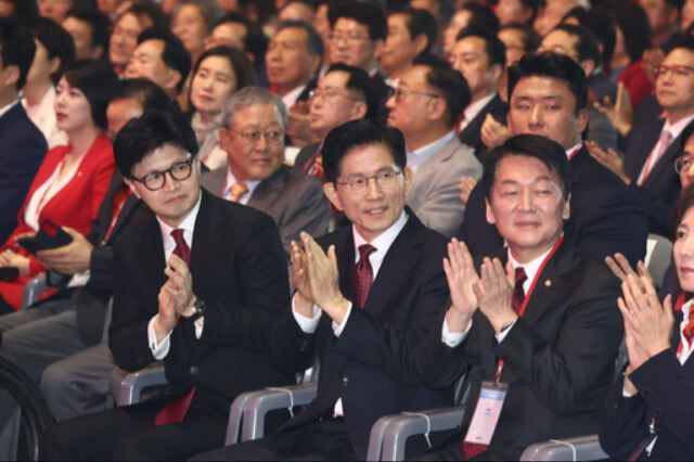 국민의힘 한동훈 전 대표(앞줄 왼쪽부터), 김문수 대선후보, 안철수 의원이 지난 3일 경기 고양시 킨텍스에서 열린 5차 전당대회에서 박수를 치고 있다. 뉴스1
