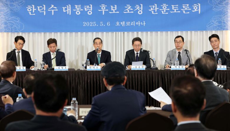 한덕수 무소속 대선후보가 6일 서울 종로구 코리아나호텔에서 열린 '한덕수 대통령 후보 초청 관훈토론회'에서 패널의 질문에 답변하고 있다.