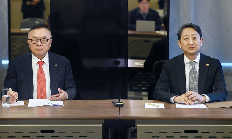 “최대한 신속하게 마무리” 체코 법원 결정으로 원전 계약식이 무산된 6일(현지시간) 안덕근 산업통상자원부 장관이 프라하에서 기자간담회를 열고 입장을 표명하고 있다. 왼쪽은 황주호 한수원 사장. 산업통상자원부 제공