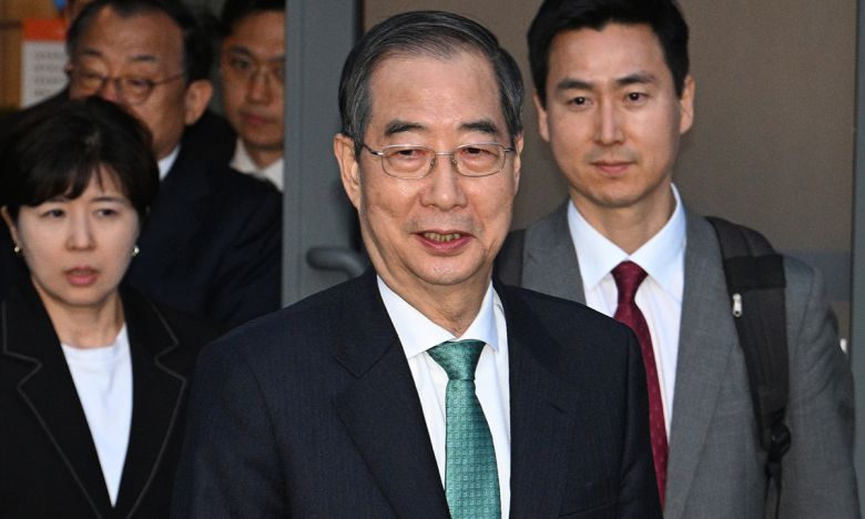 무소속 한덕수 대선 예비후보가 7일 서울 종로구의 한 식당에서 국민의힘 김문수 대선 후보와 후보 단일화 관련 회동을 마친 뒤 떠나고 있다. 국민의힘 김 후보와 무소속 한 예비후보는 후보 단일화 논의를 이날 위해 만났지만, 합의된 사항 없이 끝났다. 연합뉴스