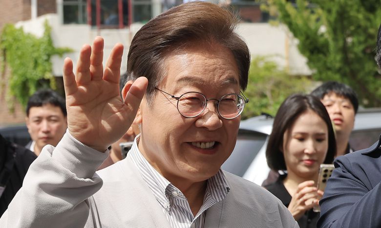더불어민주당 이재명 대선 후보가 '골목골목 경청투어:국토종주편'에 나선 7일 전북 전주시 풍남문 앞 광장 인근에서 지지자 및 시민들에게 밝게 인사하고 있다. 연합뉴스