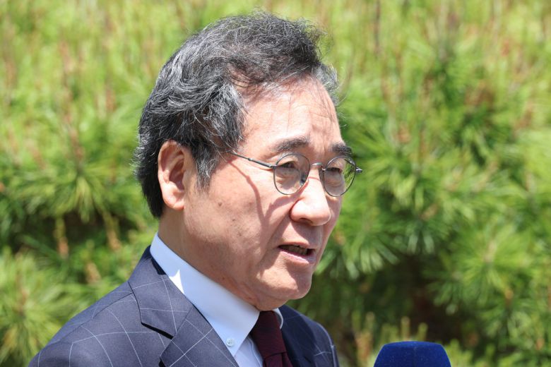 새미래민주당 이낙연 상임고문이 지난 2일 대구 북구 침산동 한 식당 앞에서 인터뷰를 하고 있다.   연합뉴스