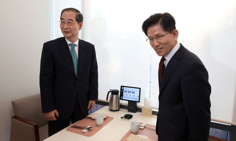 국민의힘 김문수 대선후보(오른쪽)와 무소속 한덕수 대선 예비후보가 7일 서울 종로구의 한 식당에서 후보 단일화 관련 회동을 하고 있다. 연합뉴스