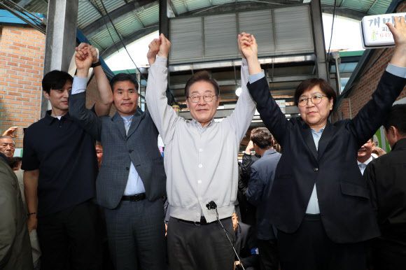 더불어민주당 이재명 대선 후보가 ‘골목골목 경청투어:국토종주편’에 나선 7일 전북 임실군 임실시장에서 시민 및 지지자들에게 인사를 하고 있다. 연합뉴스
