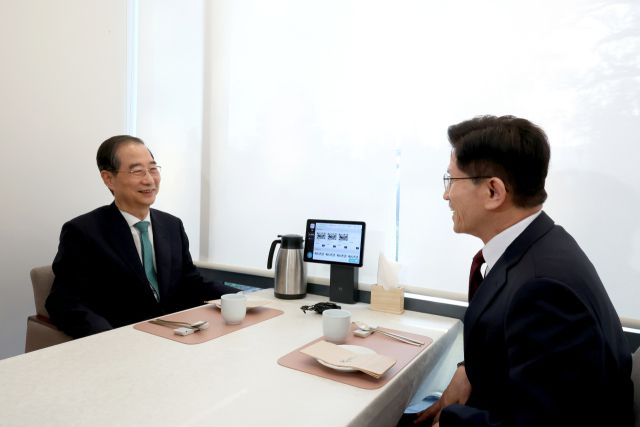 국민의힘 김문수 대선후보(오른쪽)와 무소속 한덕수 대선 예비후보가 7일 서울 종로구의 한 식당에서 후보 단일화 관련 회동을 하고 있다. 연합뉴스