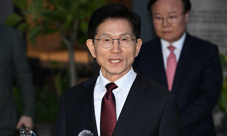 국민의힘 김문수 대선 후보가 7일 서울 종로구의 한 식당에서 무소속 한덕수 대선 예비후보와 후보 단일화 관련 회동을 마친 뒤 브리핑을 하고 있다. 국민의힘 김 후보와 무소속 한 예비후보는 후보 단일화 논의를 이날 위해 만났지만, 합의된 사항 없이 끝났다. 연합뉴스