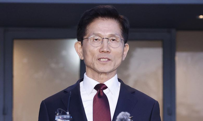 국민의힘 김문수 대선 후보가 7일 서울 종로구의 한 식당에서 무소속 한덕수 예비후보와 단일화 회동을 마친 뒤, 취재진의 질문에 답하고 있다. 이제원 선임기자