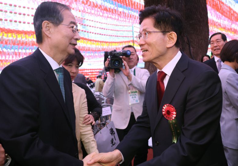 국민의힘 김문수 대선 후보와 무소속 한덕수 대선 예비후보가 지난 5일 서울 종로구 조계사에서 열린 부처님오신날 봉축법요식에서 악수하고 있다. 대통령실사진기자단