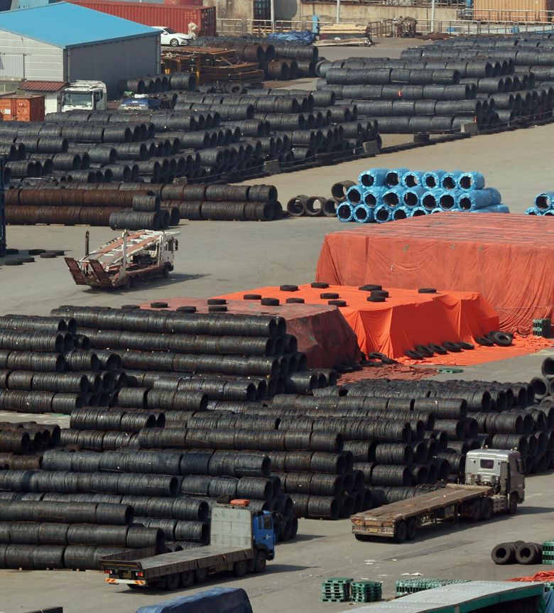 올해 3월 경기 평택시 포승읍 평택항 수출 야적장에 철강 제품이 쌓인 모습. 뉴스1