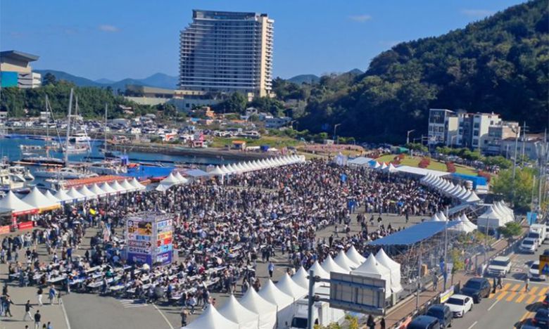 경남 통영시가 더본코리아와 손잡고 지난 2024년 11월 개최된 ‘제1회 통영어부장터’ 축제 전경. 통영시 제공