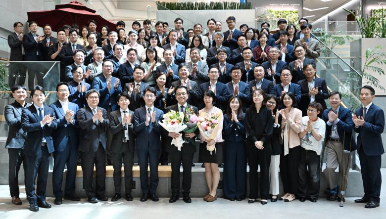 최상목 전 경제부총리 겸 기획재정부 장관이 7일 정부세종청사에서 기획재정부 직원들과 퇴임 인사 후 기념 촬영을 하고 있다. 기획재정부 제공