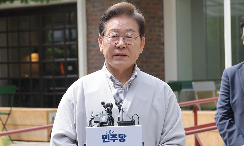 더불어민주당 이재명 대선 후보가 '골목골목 경청투어:국토종주편'에 나선 7일 전북 전주시 완산구의 한 카페에서 'K-콘텐츠' 산업 진흥 간담회를 마친 뒤 고법의 '파기환송심 연기' 관련 입장을 밝히고 있다. 연합뉴스